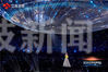 在江苏卫视2022跨年演唱会上，杨千嬅与钟镇涛同台演唱经典歌曲《东方之珠》。钟镇涛身上始终有一股不惧纷扰的潇洒之气，嗓音磁性中略带沧桑；杨千嬅更是在舞台上寓情入曲，惊艳开嗓。