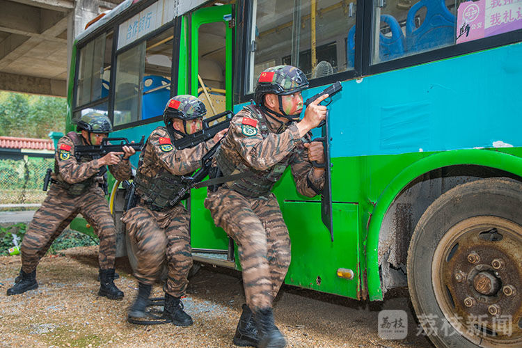 演练|广西来宾：武警特战队员开展公交车反劫持演练|荔枝军事