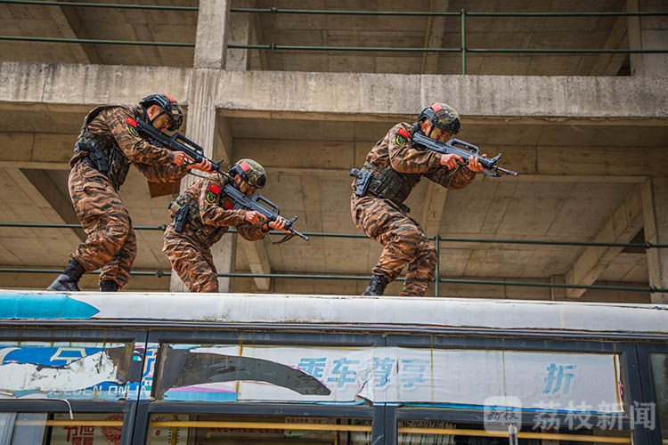 演练|广西来宾：武警特战队员开展公交车反劫持演练|荔枝军事