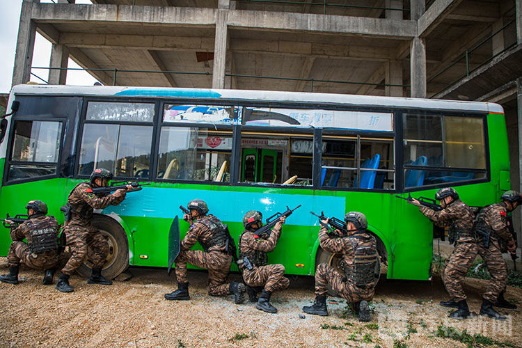 演练|广西来宾：武警特战队员开展公交车反劫持演练|荔枝军事
