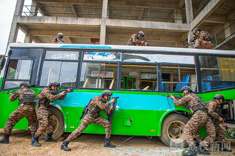 演练|广西来宾：武警特战队员开展公交车反劫持演练|荔枝军事