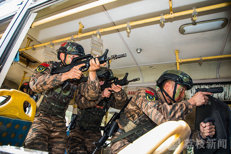 演练|广西来宾：武警特战队员开展公交车反劫持演练|荔枝军事