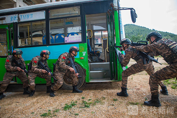 演练|广西来宾：武警特战队员开展公交车反劫持演练|荔枝军事