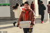 2021年2月21日，江苏淮安，纪家楼小学同学正在搬运新教材。当天，江苏中小学学生到校报到，2月22日江苏中小学将正式开学。


