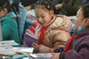 2021年2月21日，江苏淮安，纪家楼小学同学正在搬运新教材。当天，江苏中小学学生到校报到，2月22日江苏中小学将正式开学。


