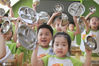 2020年9月1日，江苏省扬州大学附属西郡幼儿园孩子们展示吃干净的餐盘和碗。孟德龙/IC photo
