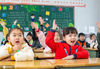 2021年2月21日，江苏省海安市中小学组织学生安全有序到校报到、领取书本、上交寒假作业等，迎接春季开学。 翟慧勇/IC photo
