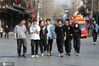 2021年2月22日，气温高达25°C。虽然还没有进入夏季，但江苏南京正月如夏，街头美女帅哥夏装出行，气温一路攀升，冷饮也提前上市。