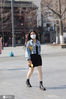 2021年2月22日，气温高达25°C。虽然还没有进入夏季，但江苏南京正月如夏，街头美女帅哥夏装出行，气温一路攀升，冷饮也提前上市。来源：IC photo