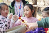 2021年2月21日，在江苏省南通市，崇川区幸福街道的青少年们在南通森林野生动物园为动物制作“元宵串”。