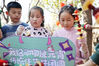 2021年2月21日，在江苏省南通市，崇川区幸福街道的青少年们在南通森林野生动物园为动物制作“元宵串”。