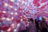 2021年2月22日，浙江杭州，市民游客在杭州街头观赏由上千只“伞灯” 组成的灯阵。由上千只以西湖绸伞为元素创作的灯阵亮相杭州街头，吸引了不少市民游客前来“打卡”观灯，迎接即将到来的元宵佳节。
