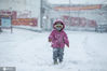 2021年2月24日，山西省运城市稷山县清河镇北阳城村的小朋友们一起打雪仗，尽情享受雪天带来的乐趣。