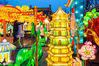2021年2月26日，农历正月十五元宵节，南京夫子庙花灯璀璨，洋溢着喜庆的节日气氛，人们观景赏灯，欢度佳节。
