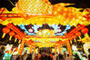 2021年2月26日，农历正月十五元宵节，南京夫子庙花灯璀璨，洋溢着喜庆的节日气氛，人们观景赏灯，欢度佳节。
