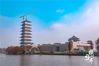 今天，记者在三湾公园看见。建设中的扬州中国大运河博物馆已经完全揭开“面纱”。雄伟的运河博物馆完全显现，屹立在运河畔。