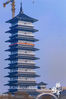 今天，记者在三湾公园看见。建设中的扬州中国大运河博物馆已经完全揭开“面纱”。雄伟的运河博物馆完全显现，屹立在运河畔。
