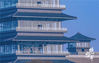 今天，记者在三湾公园看见。建设中的扬州中国大运河博物馆已经完全揭开“面纱”。雄伟的运河博物馆完全显现，屹立在运河畔。