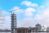 今天，记者在三湾公园看见。建设中的扬州中国大运河博物馆已经完全揭开“面纱”。雄伟的运河博物馆完全显现，屹立在运河畔。
