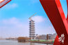 今天，记者在三湾公园看见。建设中的扬州中国大运河博物馆已经完全揭开“面纱”。雄伟的运河博物馆完全显现，屹立在运河畔。来源：扬州发布 摄影/袁海冬 张卓君 编辑/康娜