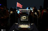 2021年2月27日上午，北京，“月球样品001号·见证中华飞天梦”展览开幕式暨捐赠入藏仪式在中国国家博物馆举行，观众在参观“月球样品001号”。