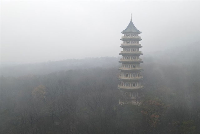 实拍“天下第一禅林”灵谷寺 雨后雾气缭绕 