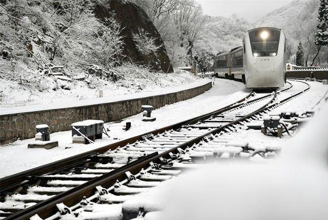 北京倒春寒降大雪 延庆青龙桥站惊现雪国列车