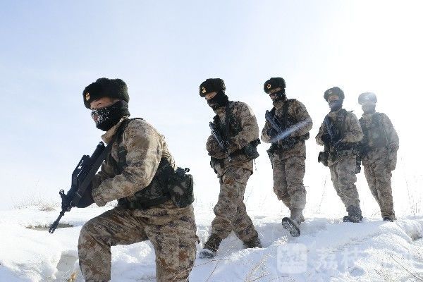 巡逻|新疆军区某边防连官兵冒严寒乘马前往界标巡逻|荔枝军事