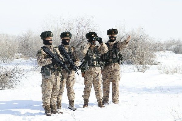 巡逻|新疆军区某边防连官兵冒严寒乘马前往界标巡逻|荔枝军事