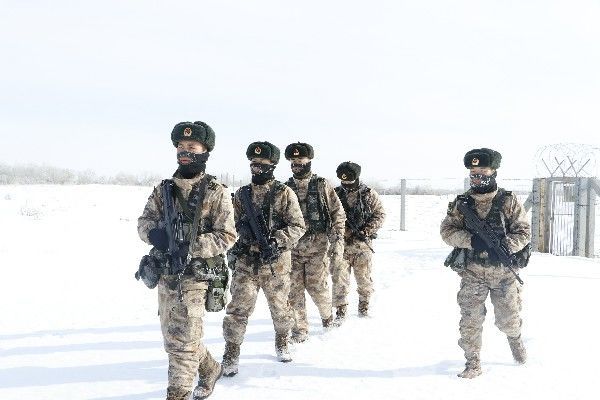 巡逻|新疆军区某边防连官兵冒严寒乘马前往界标巡逻|荔枝军事