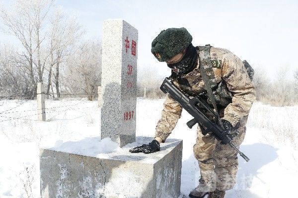 巡逻|新疆军区某边防连官兵冒严寒乘马前往界标巡逻|荔枝军事