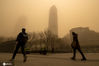 2021年3月15日，中国北京，受冷空气影响，3月15日早高峰，北京遭遇沙尘天气过程，受其影响，北京大部地区能见度降至不足1公里。图为人们戴口罩，在沙尘天气里出行。