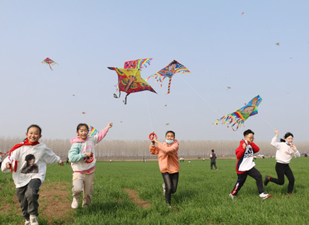 Students enjoy springtime in Jiangsu