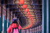 2021年2月24日，中国北京，北京颐和园长廊点灯，元宵节穿越古今。开灯时间为每日下午5时30分至7时。 布他/IC photo
