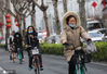 2021年3月2日，江苏南京。伴随冷空气南下，南京大幅降温。市民身着羽绒服在寒冷的春风中出行。