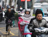 2021年3月2日，江苏南京。伴随冷空气南下，南京大幅降温。市民身着羽绒服在寒冷的春风中出行。