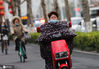 2021年3月2日，江苏南京。伴随冷空气南下，南京大幅降温。市民身着羽绒服在寒冷的春风中出行。来源：不署名/IC photo 编辑/刘佳