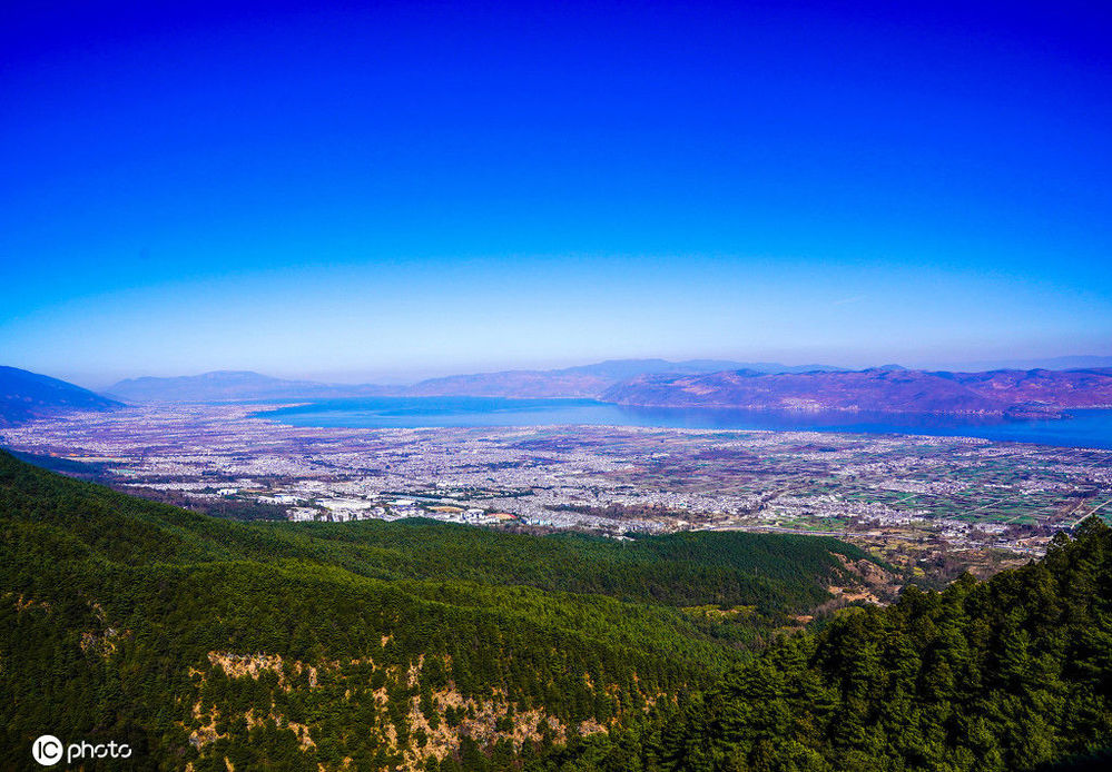 苍山,是云岭山脉南端的主峰,由十九座山峰由北而南组成,北起洱源邓川