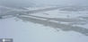 2021年3月21日，黑龙江省哈尔滨市，一场春雪，用纷纷扬扬的雪花做笔，把冰城描绘成一幅幅着色简单的水墨画。松花江、江畔路、树木、景阳广场、滨洲桥、哈齐高铁特大桥、街路、行人、塑像、车辆、车痕……都成为这幅水墨画的主角。
