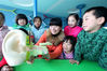 2014年2月27日，江西东乡县幼儿园的小朋友们在学习初级耳科保健知识，增强全民爱耳护耳意识。何江华/IC photo
