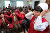 2015年3月1日，江苏省连云港市东方医院耳科健康志愿者正在为社区居民讲解如何做耳朵保健操。王健民/IC photo
