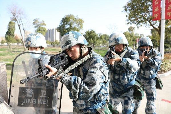 战场|警卫新兵上岗考核 考场就是战场|荔枝军事