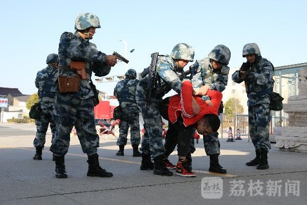 战场|警卫新兵上岗考核 考场就是战场|荔枝军事