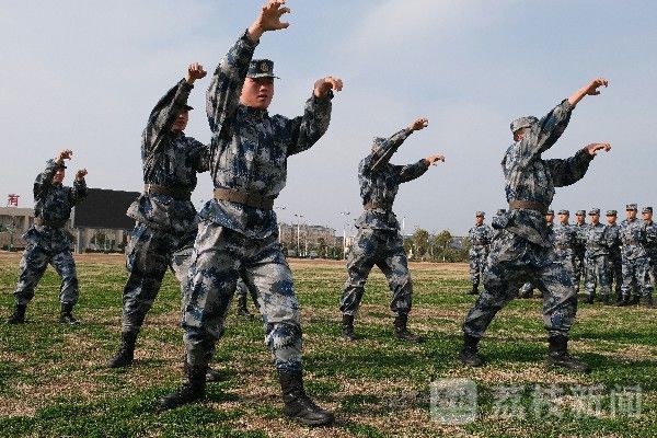战场|警卫新兵上岗考核 考场就是战场|荔枝军事
