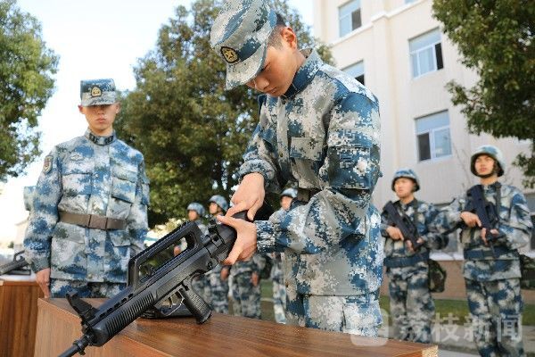 战场|警卫新兵上岗考核 考场就是战场|荔枝军事