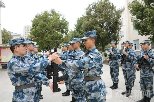 战场|警卫新兵上岗考核 考场就是战场|荔枝军事