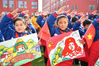 2021年3月3日，安徽亳州，谯城区风华桐乡路小学的孩子们在参加“弘扬雷锋精神 传承红色基因”活动。