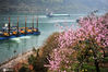2021年3月5日，位于长江西陵峡的湖北省宜昌市夷陵区乐天溪段水域，一江碧水宛如峡谷绿带，穿梭来往的船只在碧水如画的峡江风景中行驶。