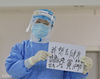 2020年3月7日，黑龙江省哈尔滨市，在黑龙江省新冠肺炎重症救治中心，收治了全省逾八成的危重患者，每天，近五百名医护精英在这里与死神搏斗。超过半数的医护人员都是女士，她们多数来这里封闭工作已超过二十天。三八妇女节临近，在交接班的间隙，过渡病房的周红、张琳琳、张昭、刘微、刘丽娜、史倩、李宇萌、徐旭等医护人员在纸上写下自己当下的小小心愿……几位母亲，不约而同最想念自己的宝宝，她们的心愿几乎都是抱抱孩子。