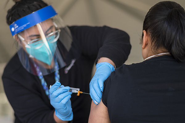 口罩|美疾控中心更新防疫指南：已完成疫苗接种者可不戴口罩聚集